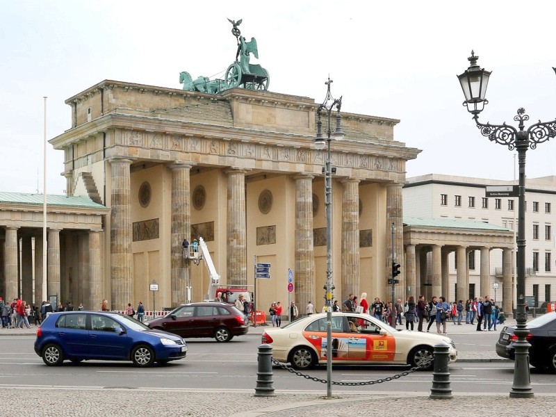 ... und das Brandenburger Tor ohne Mauer am 13.10.2014 in Berlin.