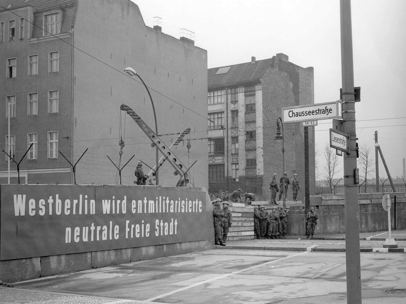 Die DDR-Propaganda beim Mauerbau an der Chausseestraße/Ecke Liesenstraße im Jahr 1961.  ...
