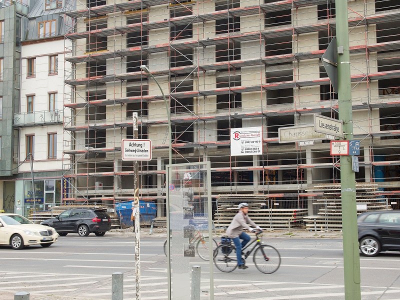 Knapp 25 Jahre nach dem Mauerfall, wird hier an der Chausseestraße in Berlin wieder neu gebaut.
