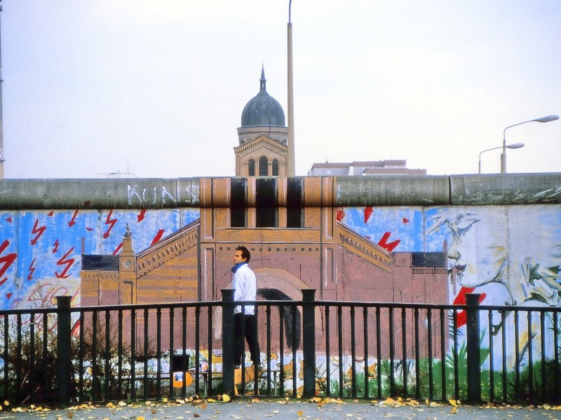 Die Brücke Waldemarstraße im Jahr 1986: Die Malerei auf der Westseite der Mauer zeigt die Sankt-Michael-Kirche  am Engelbecken. ...