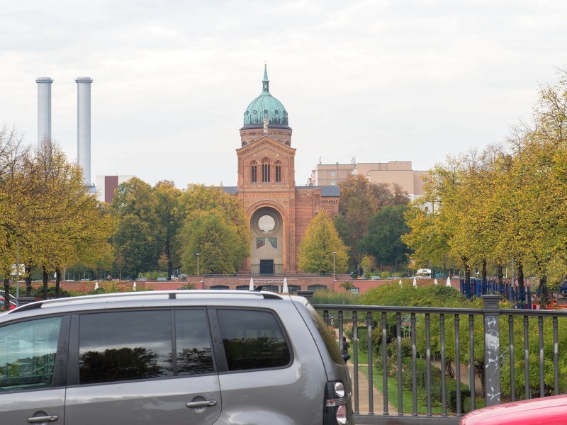 Die Brücke Waldemarstraße am  im Herbst 2014 mit direktem Blick auf die Sankt-Michael-Kirche am Engelbecken.