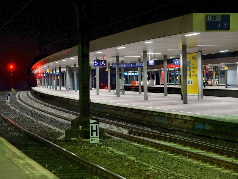 Am Hauptbahnhof Duisburg, an dem morgens eigentlich zahlreiche Pendler unterwegs sind, herrschte Donnerstagmorgen gespenstische Stille.