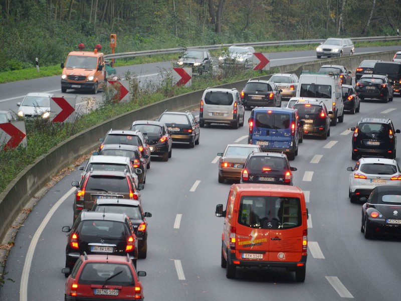 Die Auswirkungen des Lokführerstreiks auf der A40 bei Mülheim am Donnerstagmorgen.