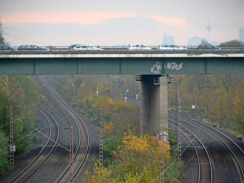 Die Auswirkungen des Lokführerstreiks auf der A40 bei Mülheim am Donnerstagmorgen.