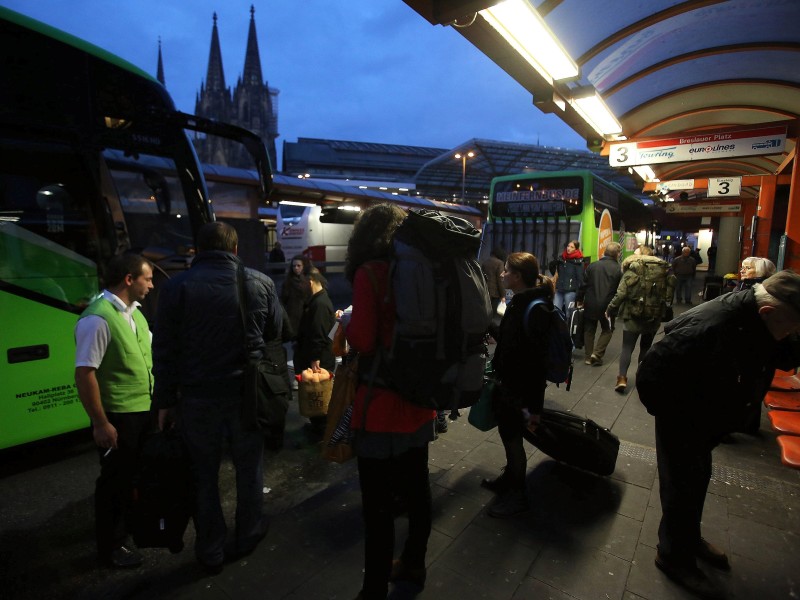 Viele Reisende stiegen schon Donnerstagmorgen auf Fernbusse um, wie hier am Kölner Hauptbahnhof.