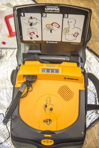 Einmal geöffnet, leitet der Defibrillator den Ersthelfer Schritt für Schritt durch die Wiederbelebungsmaßnahmen.