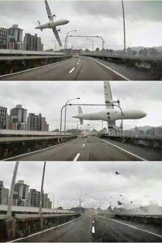 Dramatische Szenen: Das Flugzeug kommt der Brücke gefährlich nahe, dann kracht es mit einer Tragfläche in die Brücke und stürzt dann in einen Fluss.