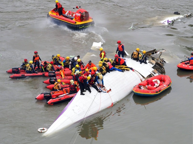 Die Helfer versuchen die Verletzten in Schlauchboote zu bringen.