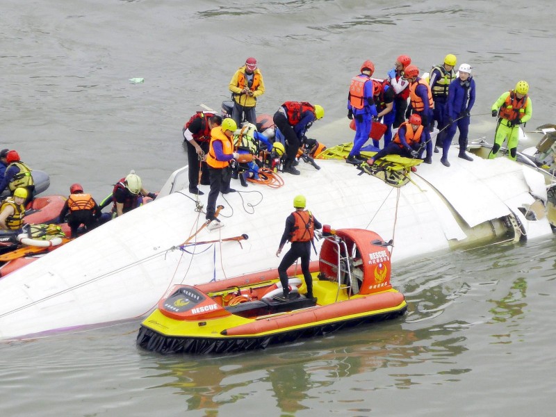 Von Schlauchbooten aus versuchten sie, Überlebende aus den Trümmern im Wasser zu ziehen.