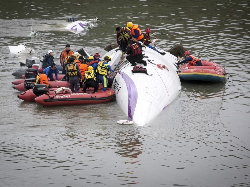Mit Schlauchbooten kommen die geschockten Menschen ans Ufer.