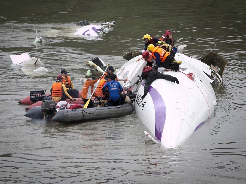Die Passagiere müssen von dem Rumpf in das Rettungsboot rutschen.