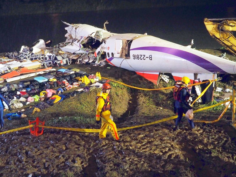 Von den 58 Menschen an Bord des Fluges GE235 kamen mindestens 32 ums Leben, elf gelten weiter als vermisst, wie die taiwanesische Nachrichtenagentur CNA unter Berufung auf die Feuerwehr berichtete.