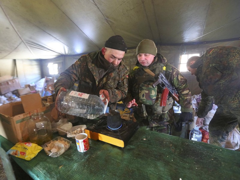 Krieg in der Ostukraine: Im Militärcamp in der Nähe von Debalzewo...