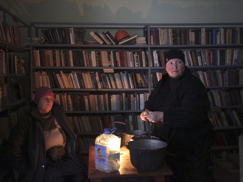 Die Menschen, die im Krisengebiet geblieben sind, ziehen sich in Luftschutzbunker zurück. In Mironowka kochen Frauen im umfunktionierten Kulturzentrum. Das Zentrum...
