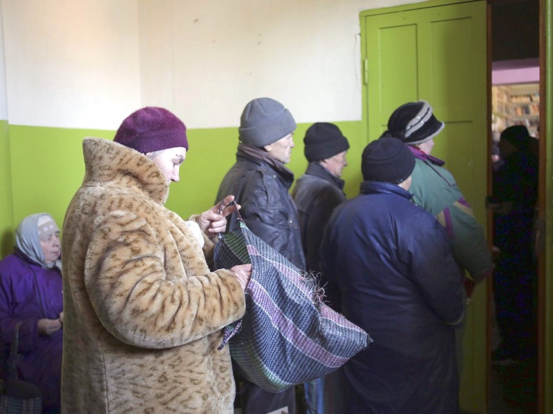 Die Menschen stehen in Mironowka Schlange, um Hilfe zu bekommen.