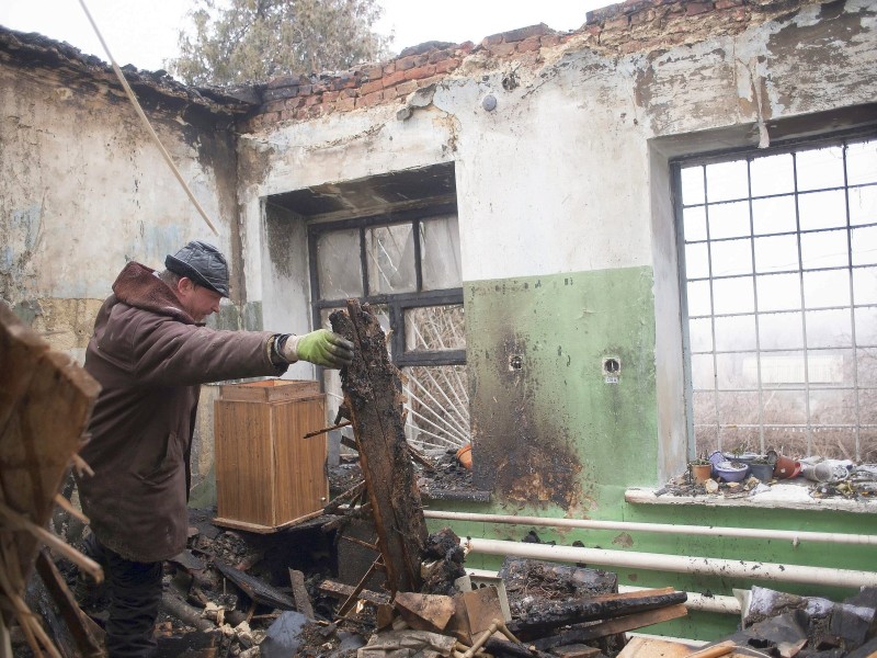 Der Krieg zerstört die Häuser der Ukrainer. Ein Anwohner untersucht ein zerstörtes Gebäude in Opytne bei Donetsk.