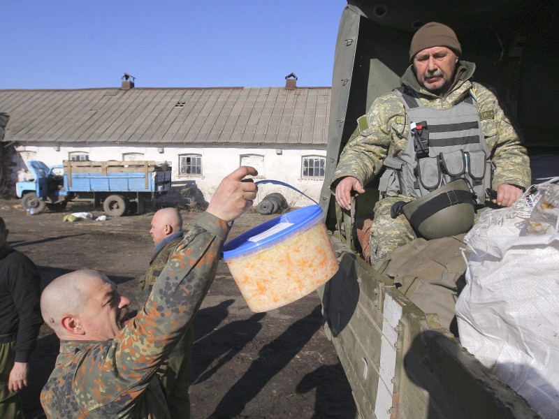 Ein Soldat bringt Essen ins Militärcamp bei Donetsk.
