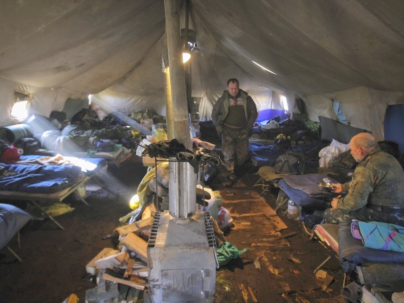 ...schlafen in Zelten, wie auch hier in einem Militärcamp bei Donetsk und...