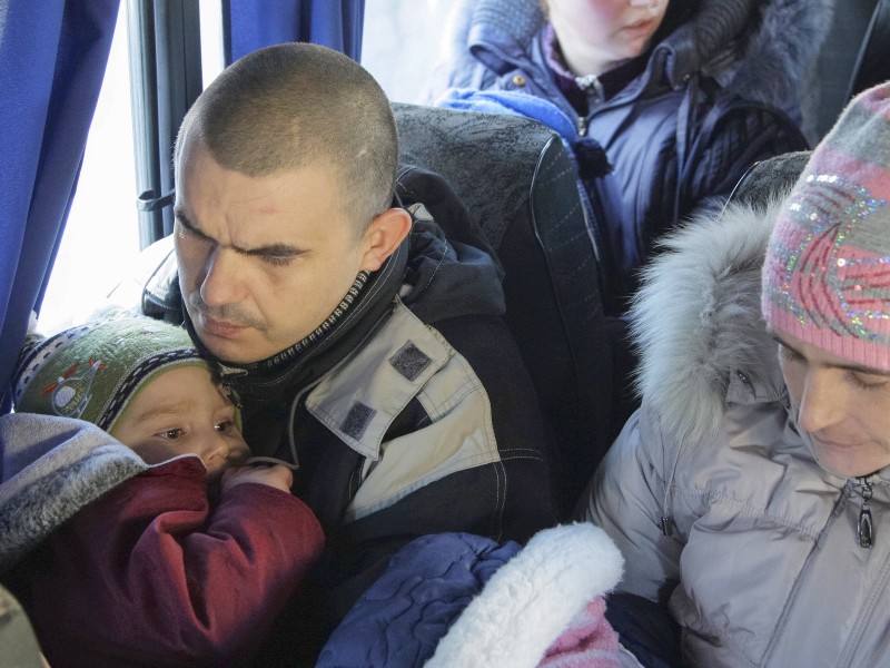 Zivilisten versuchen aus den Krisengebieten mit dem Bus zu fliehen und dem Krieg zu entkommen.