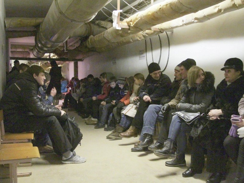 Ukrainer sitzen zur Übung in einem Luftschutzbunker in Mariupol und proben den Ernstfall.