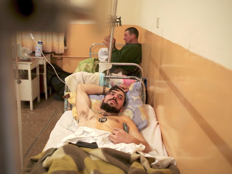 ...von Artyomovsk bei Donetsk. Hier liegt auch der ukrainische Soldat Leonid Moroshyn mit einem gebrochenen Bein und einer Lungenverletzung.