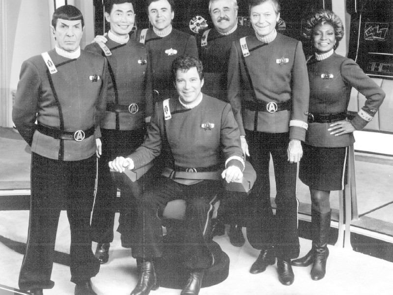 Raumschiff-Enterpreise - bzw. Star Trek-Fans kennen Namen und Rollen auswendig: Die alte Star Trek-Crew um Captain James T. Kirk (William Shatner, vorne): (l-r) Mr. Spock (Leonard Nimoy), Sulu (George Takei), Navigator Chekov (Walter Koenig), Chefingenieur Scott (James Doohan), Pille McCoy (DeForest Kelley) und Kommandant Uhura (Nichelle Nichols). Das Foto ist undatiert...