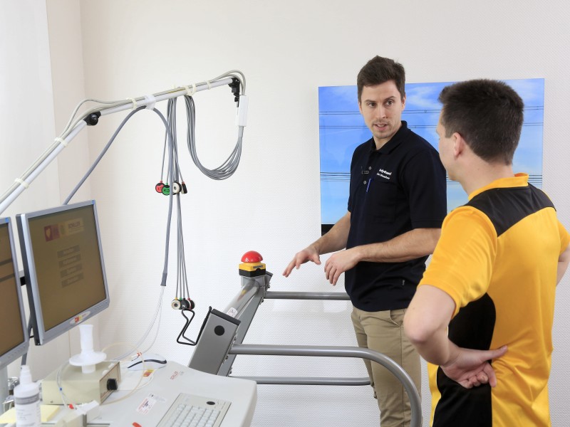 Beim Vorgespräch wird geklärt, ob beim Läufer gesundheitliche Probleme vorliegen.  Sportwissenschaflter Thimo Wiewelhove (li.) erklärt Redakteur Stefan Reinke den Ablauf der Diagnostik.