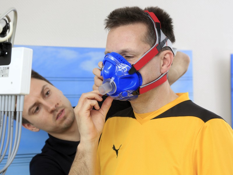 Die Maske muss fest sitzen.