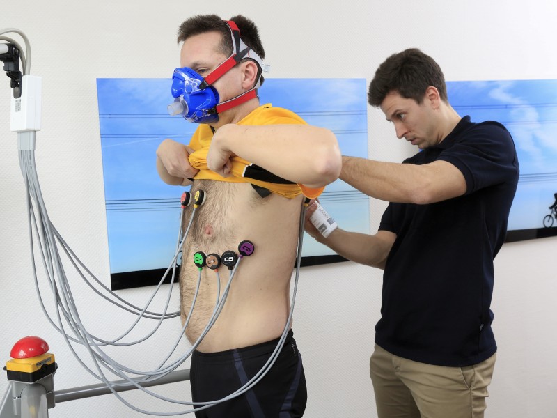 Elektroden messen den Herzschlag - so erfährt der Läufer seinen Maximalpuls.