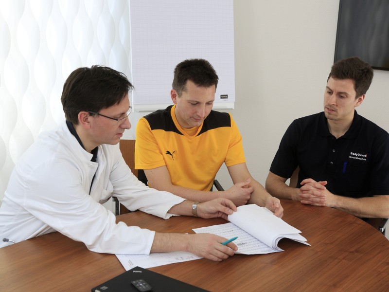 Dr. Oliver Bruder (li.) klärt über die Vorteile des Laufsports für das Herz-Kreisluaf-System auf.