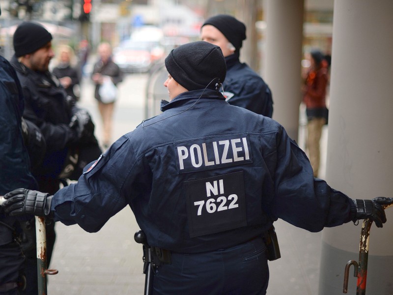 Die Polizei sperrt den Versammlungsbereich der Salafisten ab.