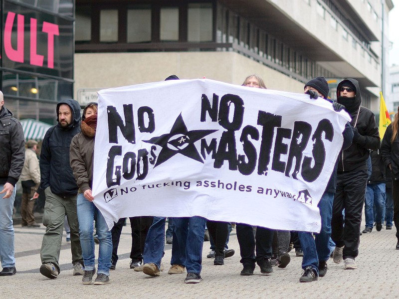 Demonstranten in der Wuppertaler Fußgängerzone.