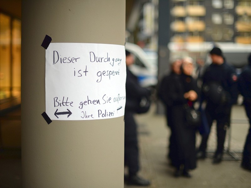 Die Polizei hat im Vorfeld der Kundgebungen von Islamisten und Islamgegnern im Stadteil Elberfeld den Versammlungsbereich der Salafisten abgesperrt.