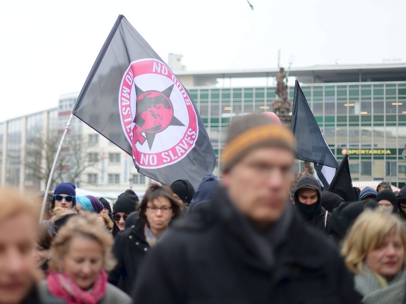 Demonstranten in der Wuppertaler Fußgängerzone.
