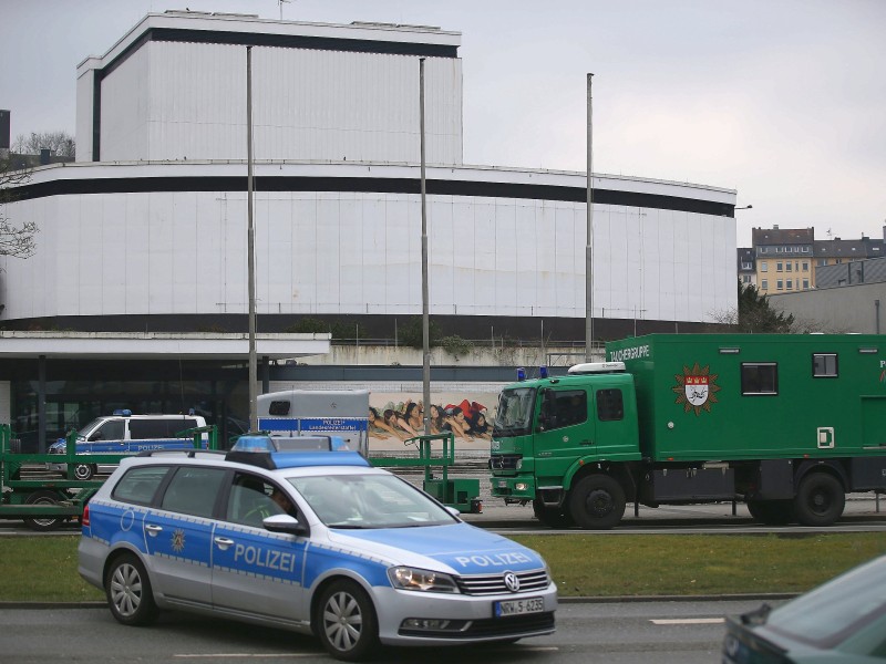 Polizeifahrzeuge stehen  in Wuppertal vor dem Gebäude des Schauspielhauses.