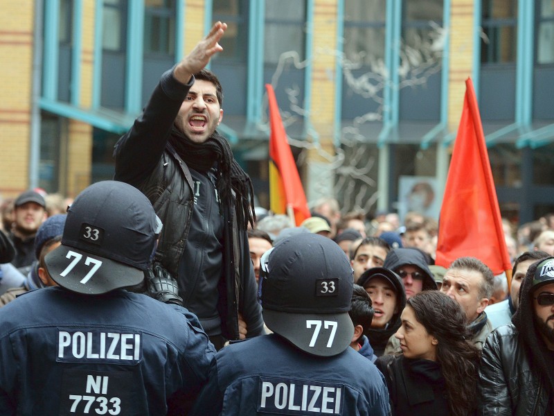 Polizisten sichern eine Kundgebug von Salafisten vor Gegendemonstranten.