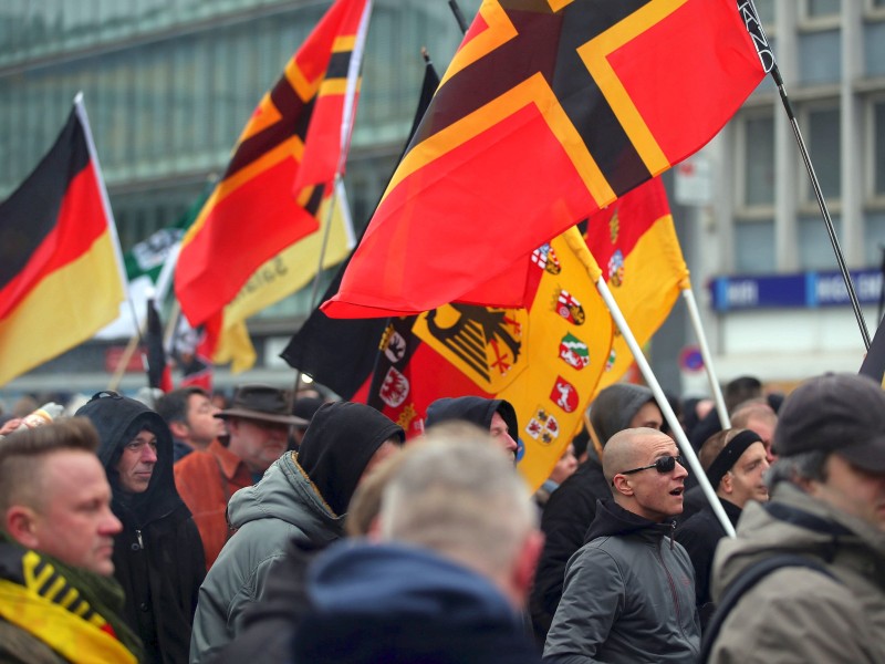 Pegida-Demonstranten und Mitglieder von Hogesa (Hooligans gegen Salafisten) in Wuppertal.