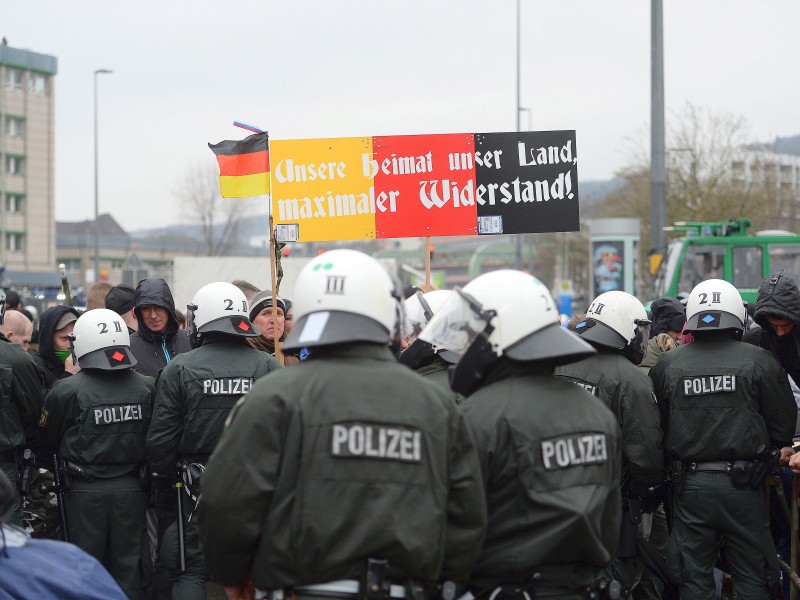 Anhänger der Pegida  demonstrieren in Wuppertal während einer Kundgebung von Islamisten und Islamgegnern im Stadtteil Elberfeld.
