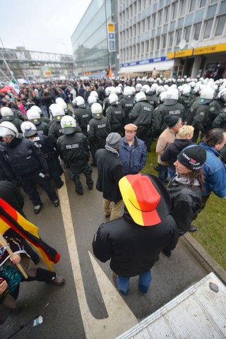 Anhänger der Pegida  demonstrieren im Stadtteil Elberfeld.