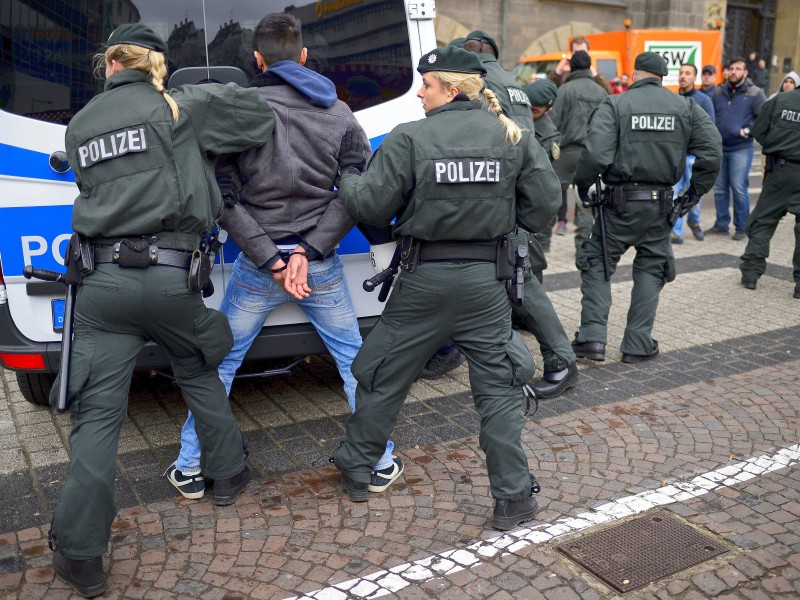 Zuvor hatten Vermummte Flaschen und Böller auf Polizisten geworfen.