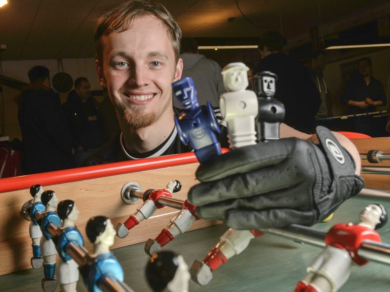 Der Bochumer Stephan Wolf sicherte sich 2014 in der Kategorie Neulinge-Einzel den WM-Titel im Tischtfußball. Er trainier im Verein TfV Bochm - mit Hobbykickern hat das nichts zu tun.