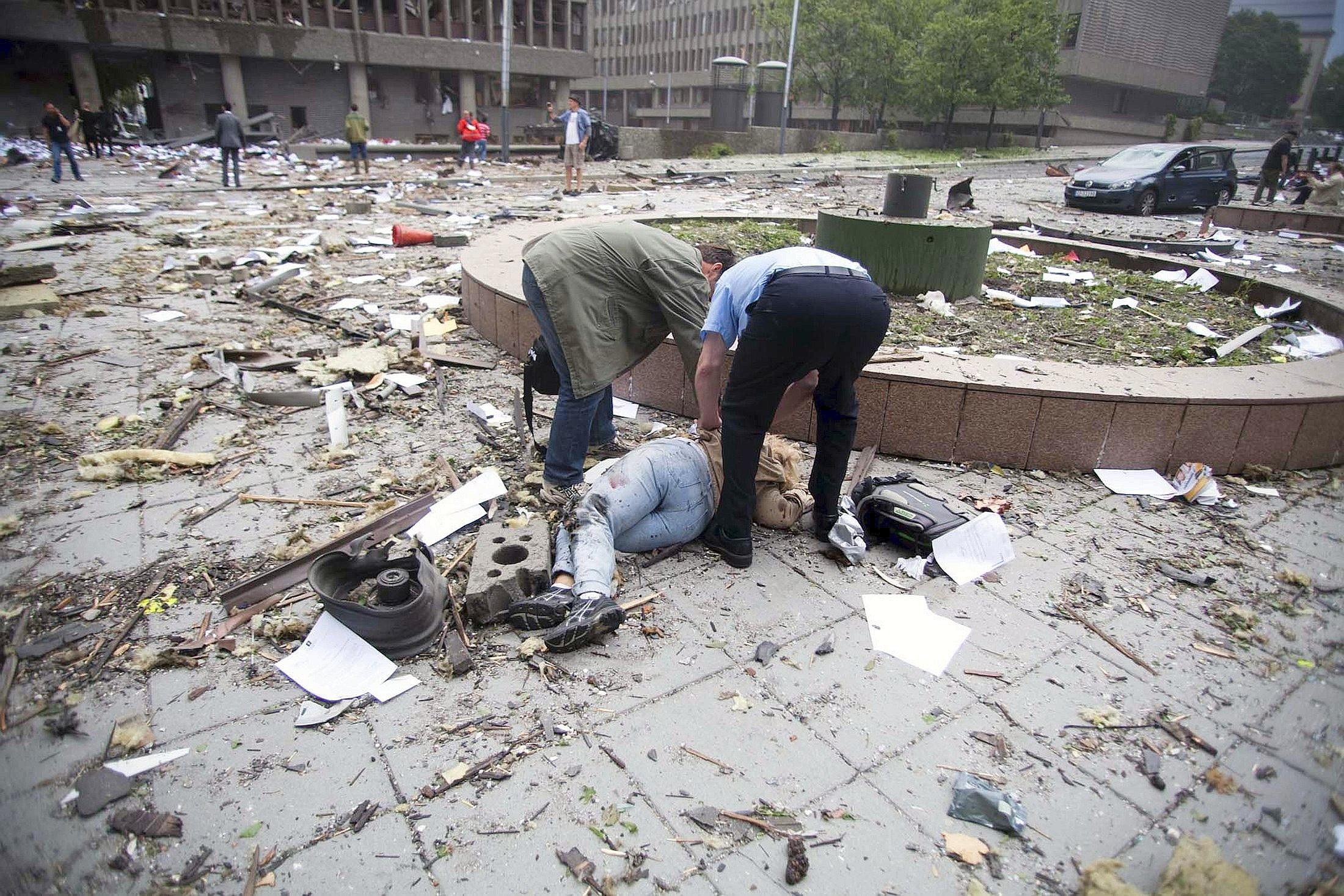 Die Trümmer liegen weiter verstreut. Der mutmaßliche Täter soll zum Bau der Bombe Kunstdünger verwendet haben, teilt die Polizei mit.