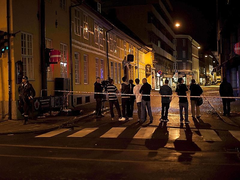 Polizisten sperrten in der Nacht die Straßen zum Ort des Unglücks ab.