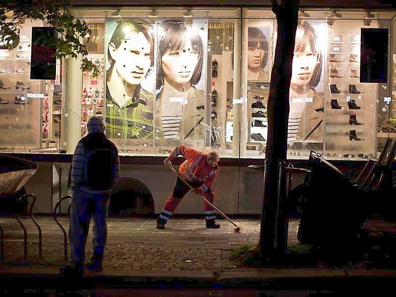 Noch in der Nacht begannen die Ladenbesitzer damit, die Scherben vor ihren Geschäften zu entfernen.
