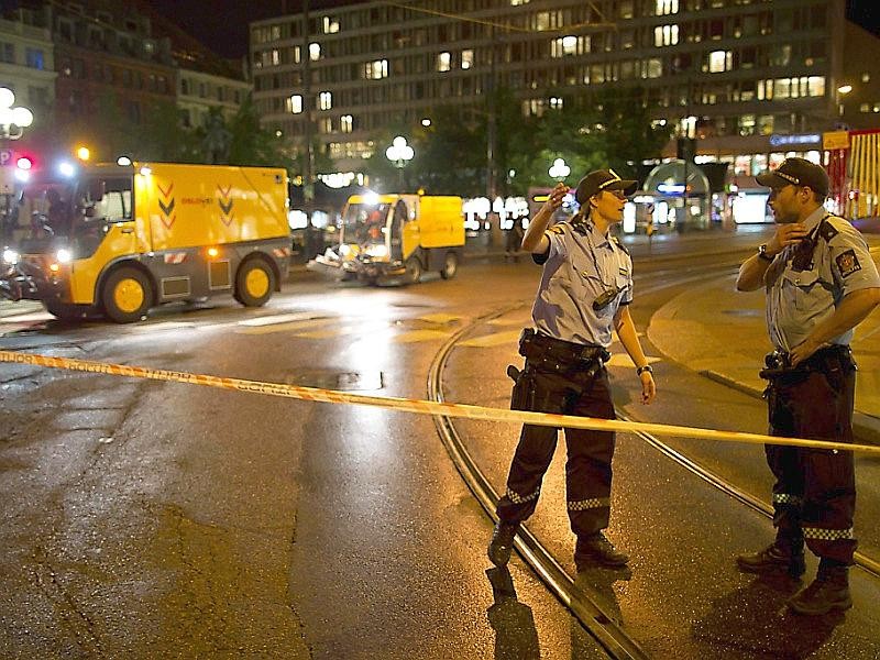 Polizisten sperrten in der Nacht die Straßen zum Ort des Unglücks ab.