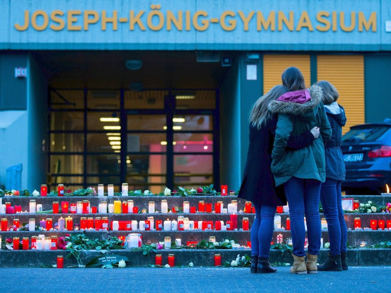 Trauer im westfälischen Haltern am See: 16 Schülerinnen und Schüler und zwei Lehrerinnen des Joseph-König-Gymnasiums waren in der Germanwings-Maschine, die in Frankreich abgestürzt ist.