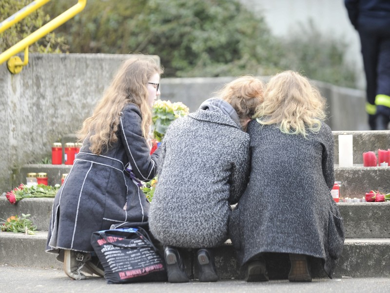 Trauer im westfälischen Haltern am See: 16 Schülerinnen und Schüler und zwei Lehrerinnen des Joseph-König-Gymnasiums waren in der Germanwings-Maschine, die in Frankreich abgestürzt ist.