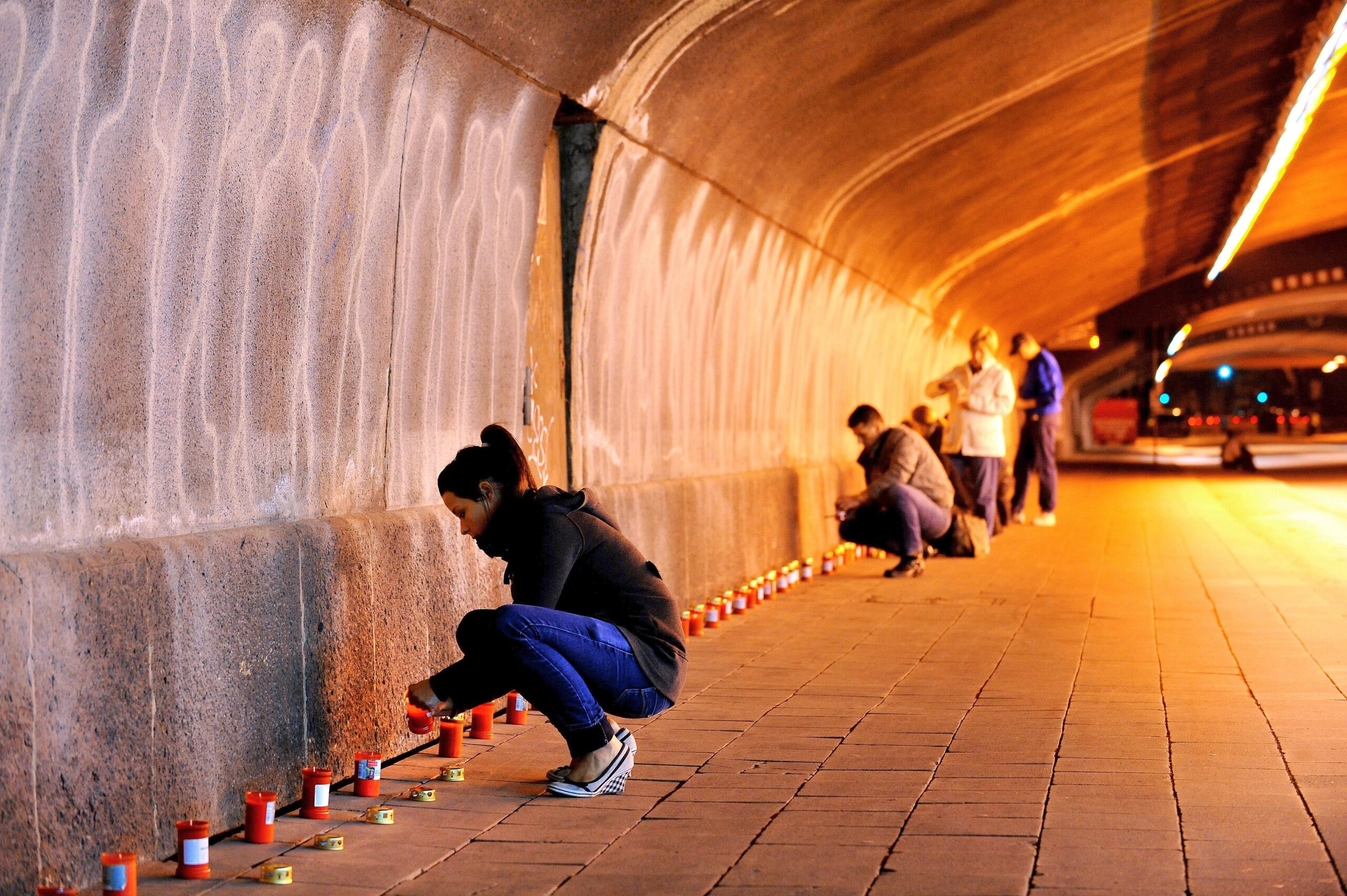 Den Unglückstunnel lassen Mitglieder der Initiative „Never forget und andere Trauernde mit Kerzen und ...