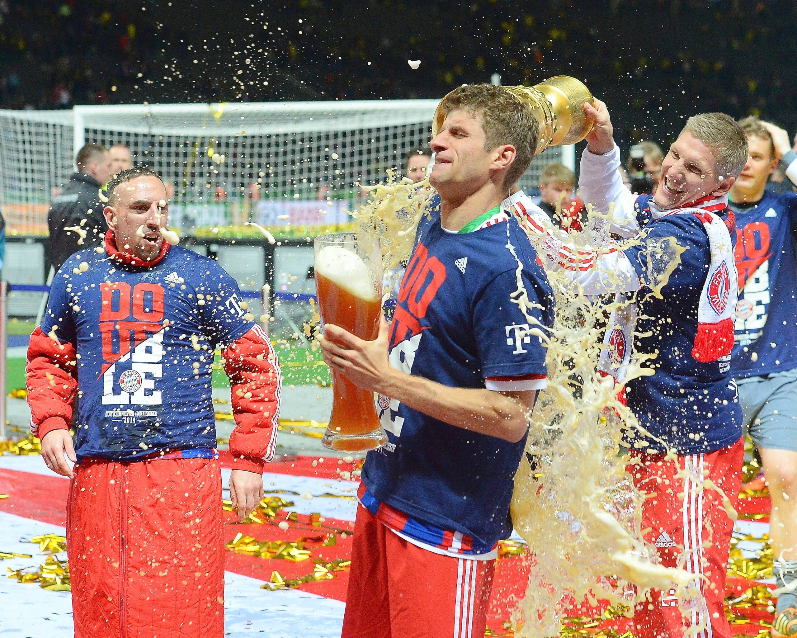 Auch Thomas Müller wollte beim Pokalsieg ran – aber Bastian Schweinsteiger war einfach schneller.