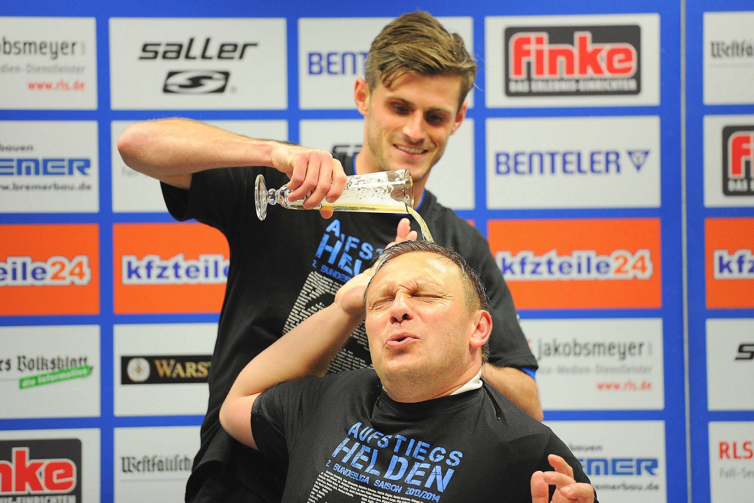 Dezent, aber wirkungsvoll: SC-Trainer Andre Breitenreiter hievte seine Paderborner in die 1. Liga – und bekam als Dank ein Bierchen von Marc Vucinovic. (11.5.2014)